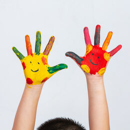 Kinderhände, mit Farbe beschmiert